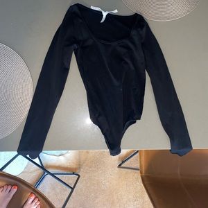 Aritzia Babaton Seamless Contour Scoop Longsleeve Bodysuit (Black) — XS